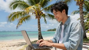 Femeie lucrează pe laptop pe o plajă tropicală.